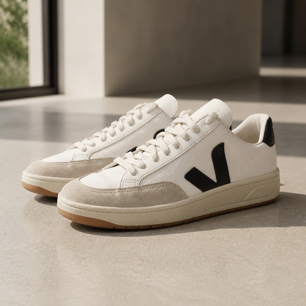 Veja Womens V-12 White & Black Fashion Sneaker EUR 39 US 8